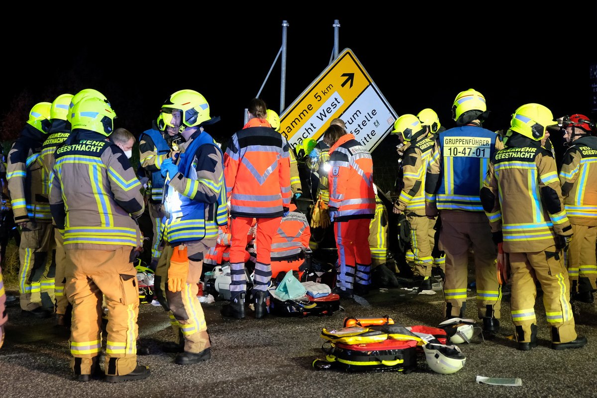 Bei einem schweren Verkehrsunfall zwischen Altengamme und Geesthacht ist am Dienstagabend ein Fahrzeuginsasse gestorben. Vier weitere Personen wurden teils schwer verletzt. Nach ersten Erkenntnissen könnte ein Abbiegefehler die Kollision verursacht haben, so ein Polizeisprecher.