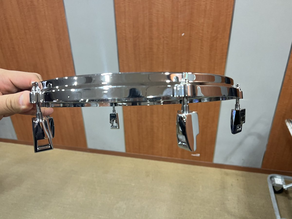 Yamahadrums_jp's tweet photo. ヤマハのAbsolute Hybrid Mapleは全てのシェルにフックラグを搭載☺️
簡単・スピーディーにヘッドの交換が出来るだけでなく、ラグベースとシェルの設置面を最小限に抑えています🧐
これにより、シェルの鳴りを最大限に引き出してます🥰
#yamahadrums #ヤマハ #ドラム #AbsoluteHybridMaple https://t.co/cdyzTmIoag