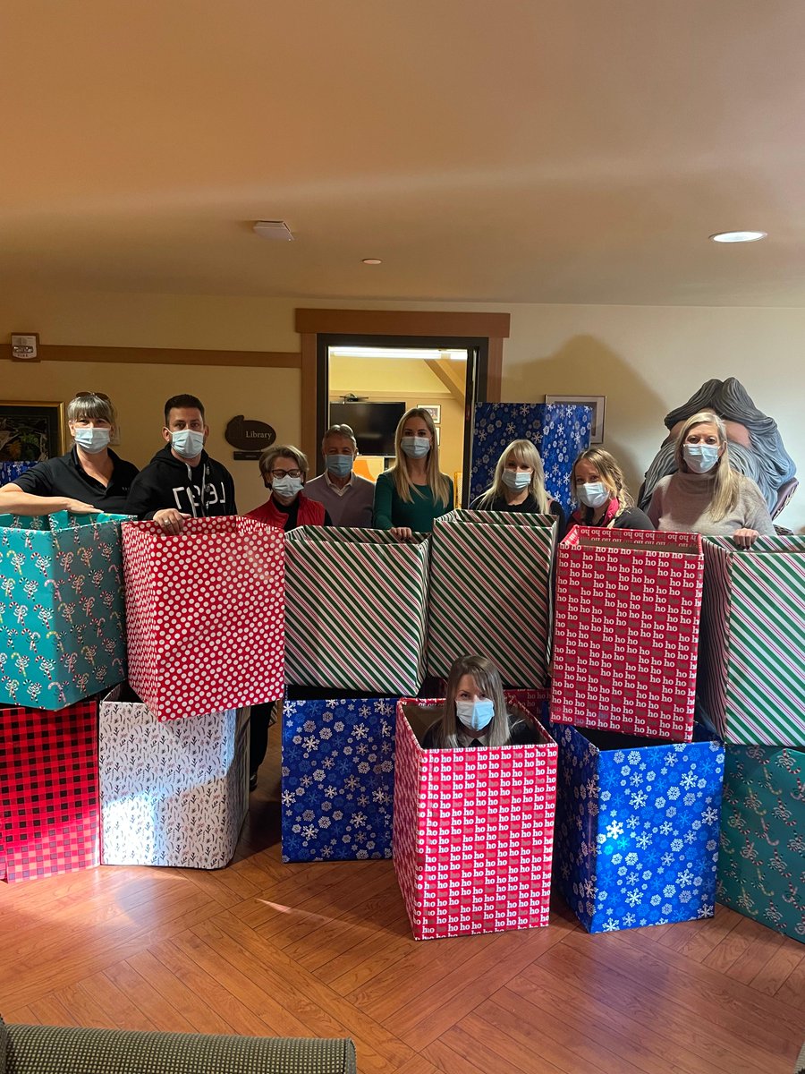 CREBNow's tweet photo. Today a group of elves kicked off the second day of #REALTORSCareWeek with some holiday cheer. https://t.co/Q4Q9i7Z4Fx