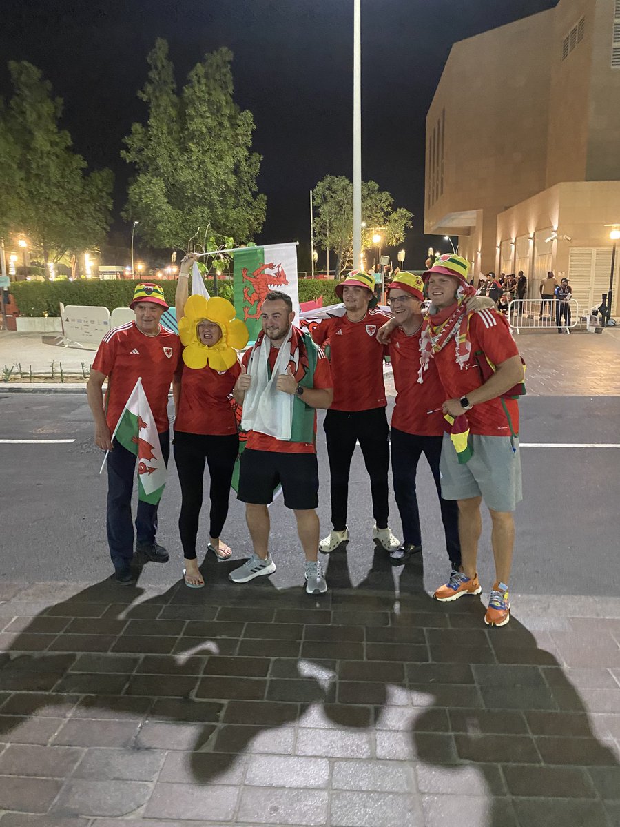 Someone didn’t get the no Daffodil memo but all 6 of us here to welcome Wales at their team hotel . Unfortunately the rent a fan experience came again as we were kept at distance whilst rent a fans were able to get close up hi 5s. #cymru #wales #worldcup2022