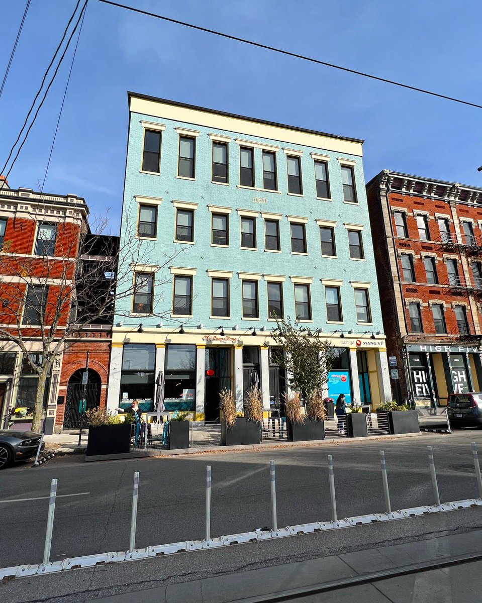 pholangthang's tweet image. The days might be getting shorter (and colder🥶) but we get great sunlight at just the right time for happy hour (starting at 4:30pm every day) so stop in this week &amp;amp; get some delicious bites &amp;amp; drinks a dose of vitamin D 🌞 #pholangthang #findlaymarket #sunshine #cincinnati