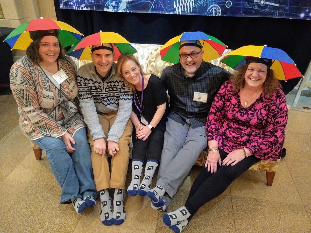 wernedat's tweet photo. @caroljallen @ksuding I know where you could find an umbrella to wear/use ... #FashionAndFunction #CommunAT #ATMaryPoppins https://t.co/mYtvqNmVVs