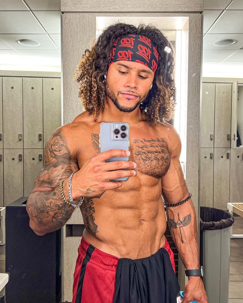 _AdonisJackson's tweet image. Anyone can make you smile. 

But... 

Only certain people can make you happy.