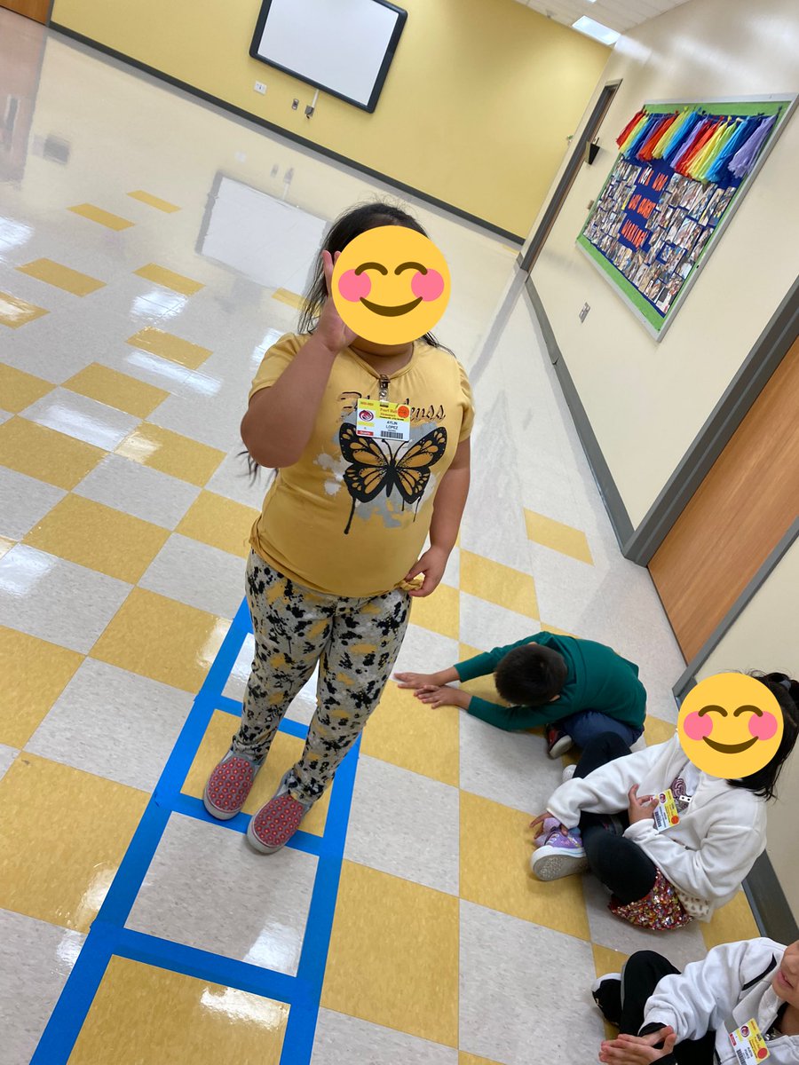ArtDMonik's tweet photo. Borrowed Mrs. O's @MrsOs_Class 5 frame to practice segmenting words into syllables. My kinder intervention group is doing great! #PISDMTSS https://t.co/iBALPmQgR9