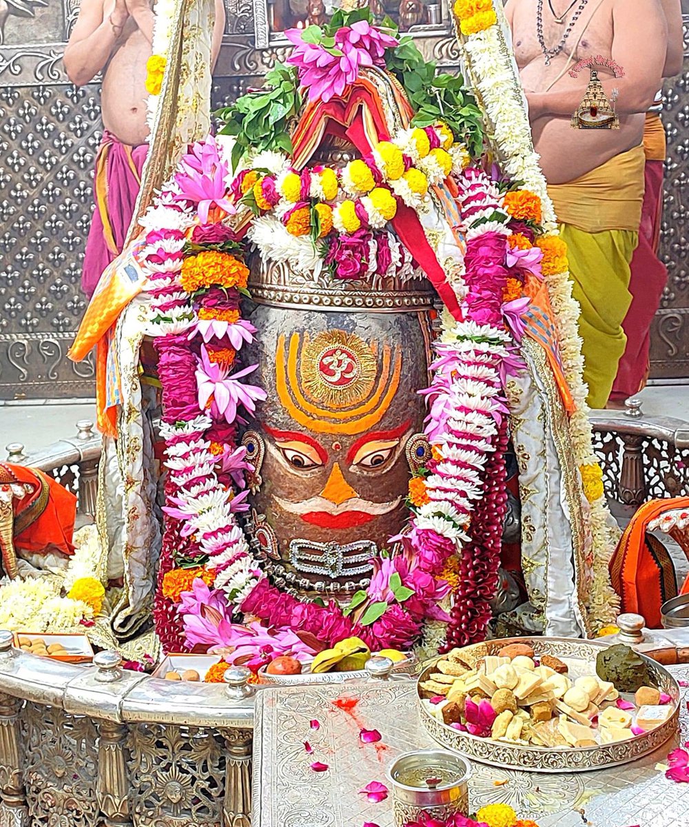 12Jyotirling's tweet photo. श्री महाकालेश्वर ज्योतिर्लिंग जी के आज के भस्म आरती श्रृंगार दिव्य दर्शन 16.11.2022 https://t.co/Djb17byUzy