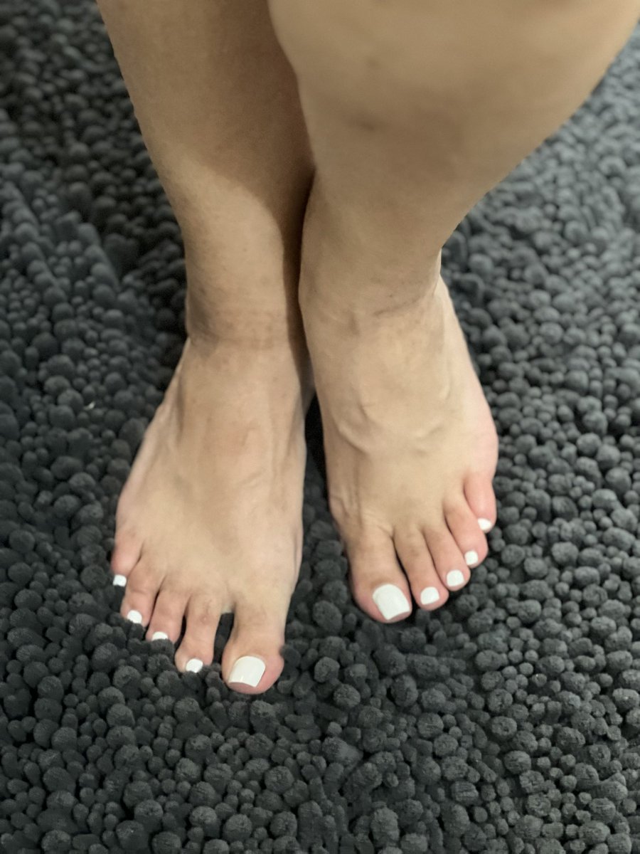 Feetbynichole's tweet photo. 🥰🥰 

#bathroompic #footqueen #feetgram #footmas #feetfetishgang https://t.co/rpVy7Abzna