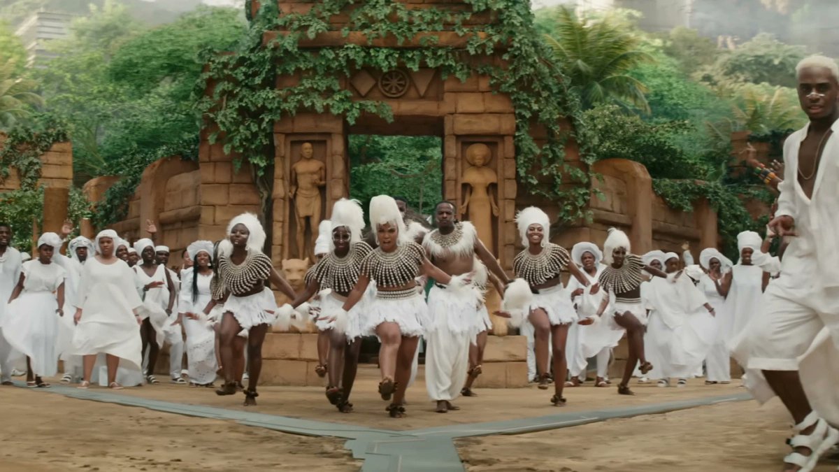 meuSheldonAqui's tweet photo. Eu tava conversando com um amigo sobre wakanda forever e pensei numa coisa aqui, por que nenhum membro dos vingadores apareceu no funeral do T'challa, ele foi um dos maiores herói do planeta e nemhum outro herói foi lá pra prestar condolências? https://t.co/v0FPGknYHE