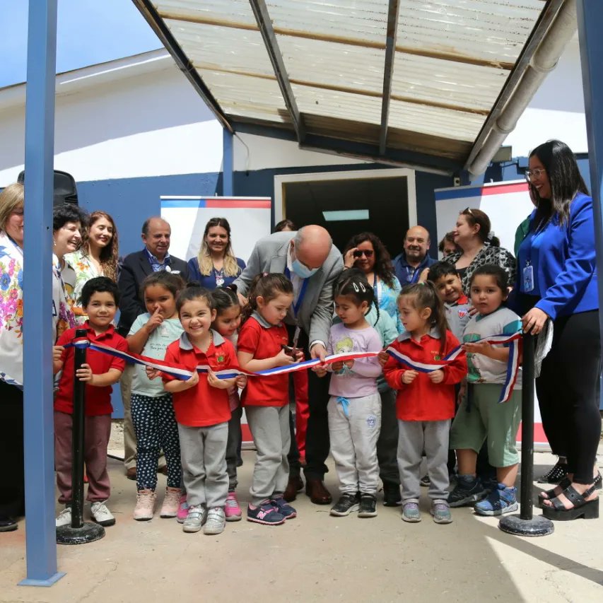 VAN_BUREN_'s tweet photo. Directivos del Hospital Carlos Van Buren inauguraron las remodeladas dependencias del Club Infantil Snoopy, institución de 43 años de existencia que hoy cuenta con nuevas instalaciones, gracias al apoyo de la Fundación George Mustakis y fondos propios del recinto asistencial. https://t.co/CP6sMEc4gP