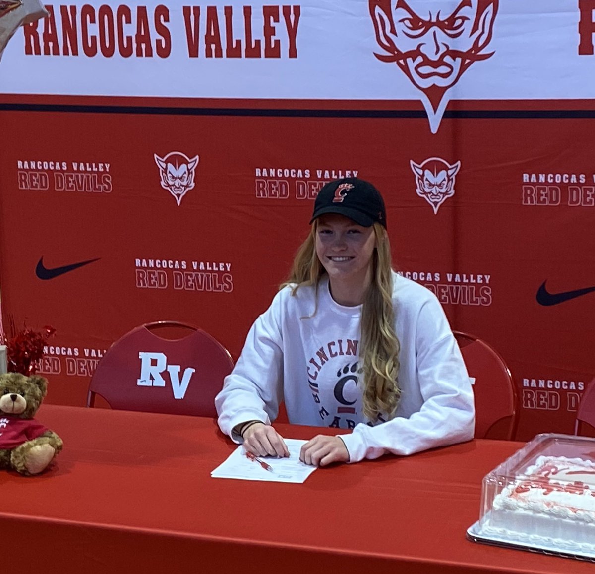 RVRHS_Athletics's tweet photo. Congratulations to RV Girls Swimmer Lindi Worrell, who signed her NLI to attend The University of Cincinnati and will continue her academic and athletic career for the Bearcats. We wish you the best of luck Lindi! https://t.co/JhHdNKbOTG