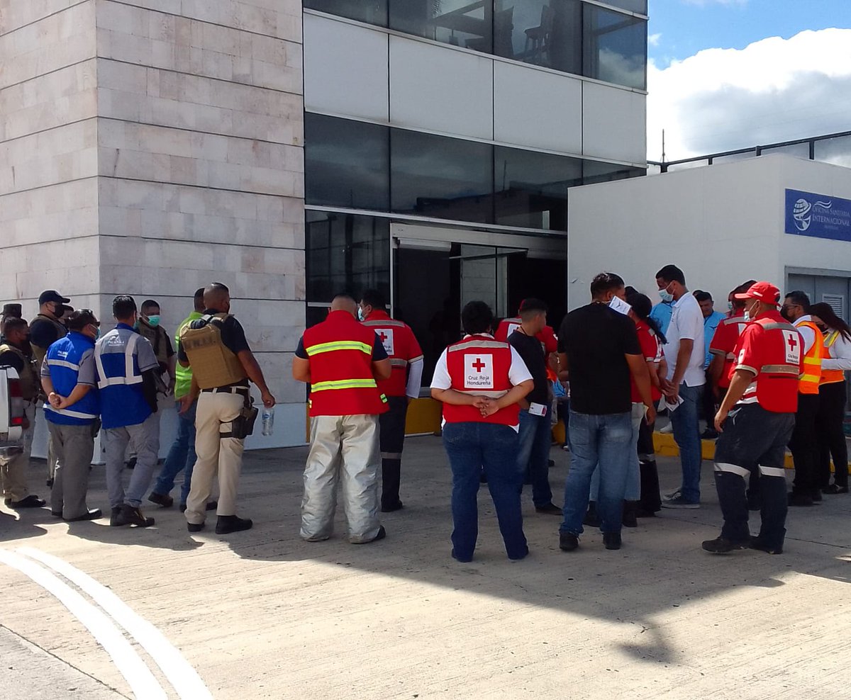 cruzrojahon's tweet photo. Este día, nuestros #voluntarios y equipo de #Paramédicos de #BaseI, realizaron simulacro de atención ante una emergencia en el aeropuerto #Toncontín en #Tegucigalpa, trabajo en conjunto con @BomberosHn, @CopecoHonduras1 y miembros del aeropuerto.
#EnCruzRoja #Somos+ https://t.co/RvuFE9iagG