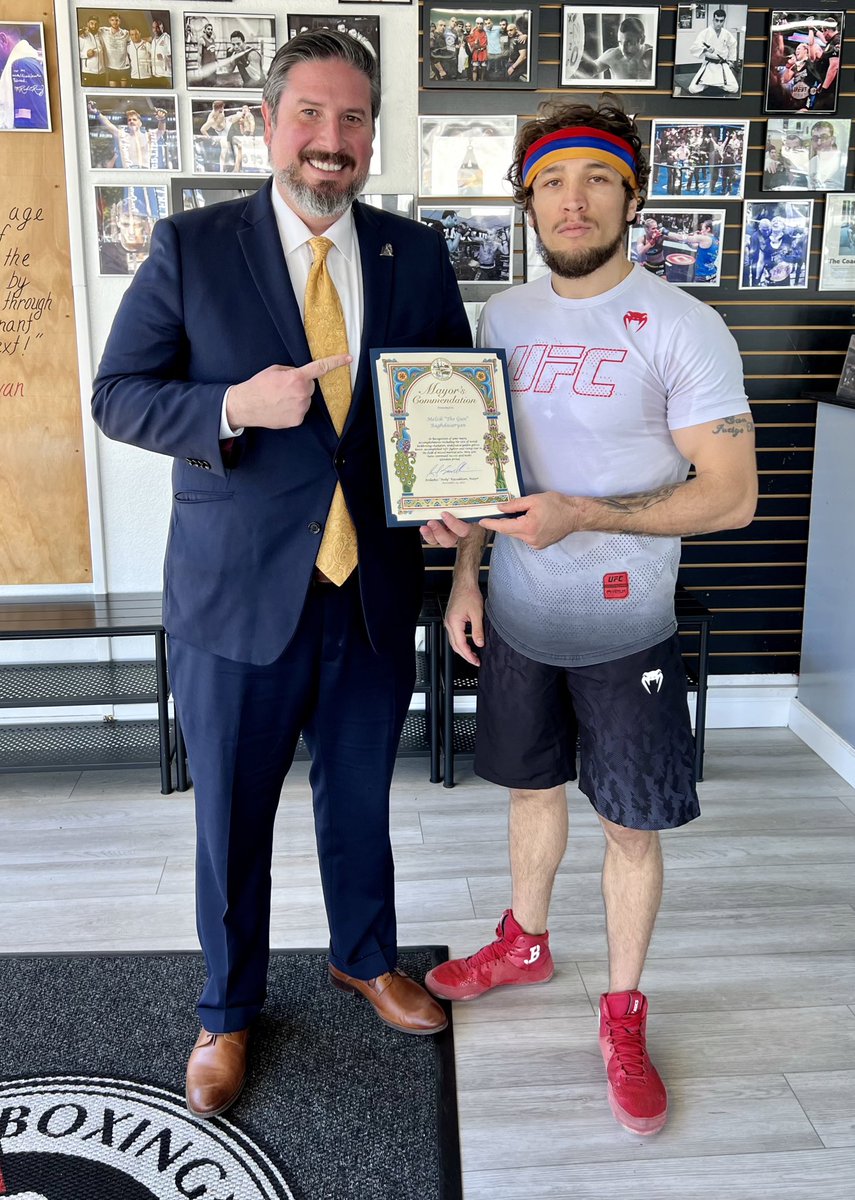 melsik_the_gun's tweet photo. Thank you to our dear friend,the Mayor of Glendale @ardykassakhian for his surprise visit and for the honor of a certificate in recognition of my past accomplishments as a sportsman I’m humbled and inspired to continued success and to make Glendale,Armenia and whole world proud https://t.co/7ohLzVdAnj