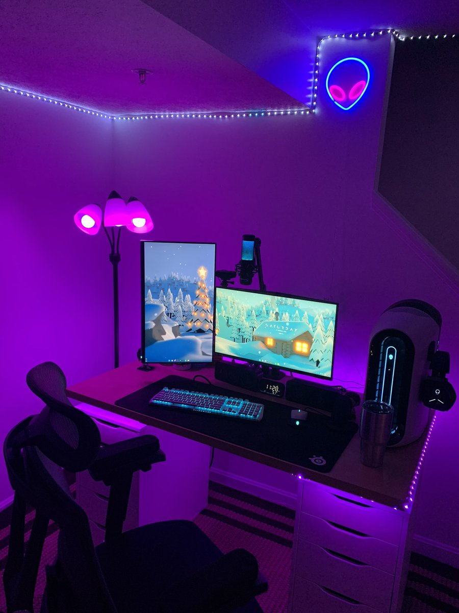 Ehditz_'s tweet photo. @InshaneTM If you get a monitor holder can easily fit 3. They also make this desk a foot &amp; a half longer https://t.co/JmOQyEU30C