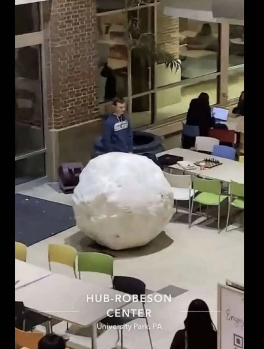 PSUBarstool's tweet photo. Normal things to see in the HUB https://t.co/Bs4xcK05R1