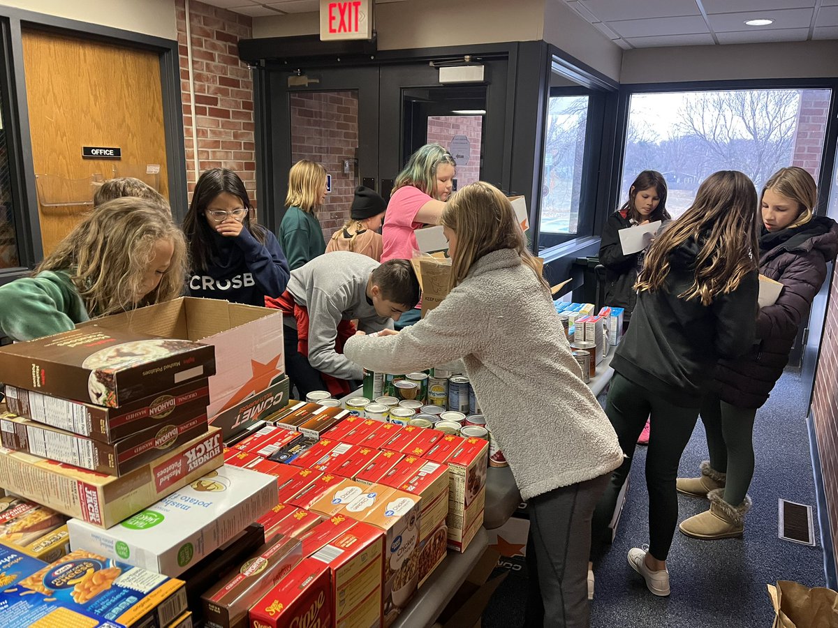 tonyamgordon's tweet photo. Our Student Leadership crew was busy this afternoon using the donations received last week to put together meal boxes for families in our community. @Westgate66 #helpingothers #Thanksgiving https://t.co/Go7mTUKATT