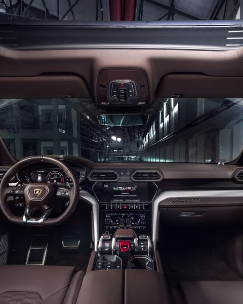 LamboSarasota's tweet photo. The new Urus S offers a hi-tech interior that elevates every luxury facet. A must see #SSUV. https://t.co/mAi9maBeUL