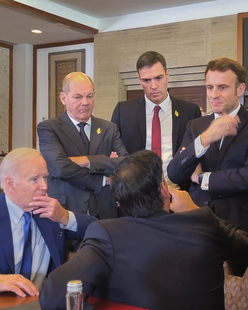 sanchezcastejon's tweet photo. Reunido en Bali, durante la cumbre del G20, con nuestros socios europeos y aliados de la OTAN para analizar lo ocurrido en Polonia y Ucrania. 

Todos unidos para que vuelva la paz. https://t.co/V6hWwxMGJP