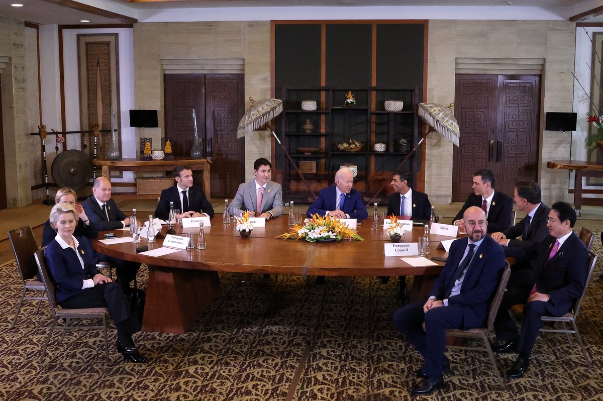 sanchezcastejon's tweet photo. Reunido en Bali, durante la cumbre del G20, con nuestros socios europeos y aliados de la OTAN para analizar lo ocurrido en Polonia y Ucrania. 

Todos unidos para que vuelva la paz. https://t.co/V6hWwxMGJP