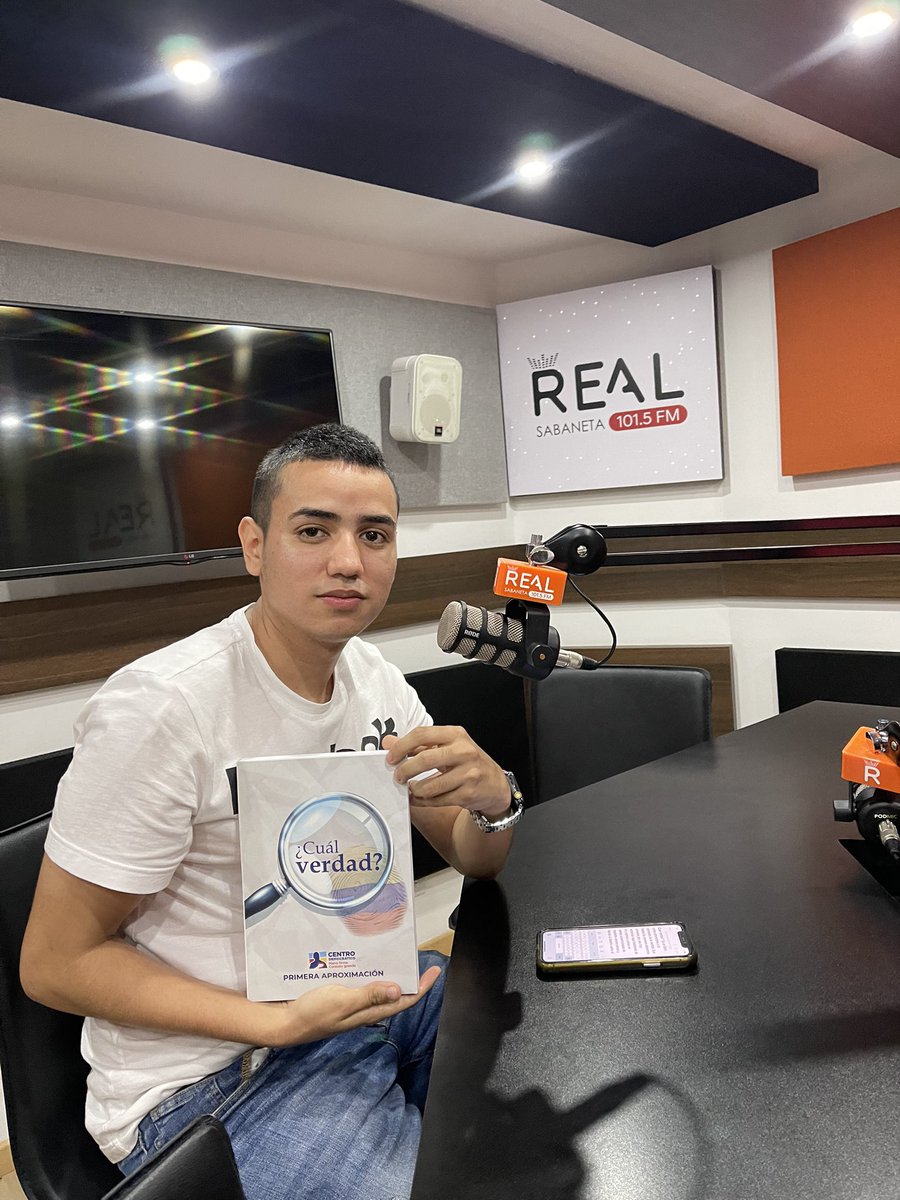 AndreFelipeari's tweet photo. Hoy en la emisora Real Sabaneta 101.5 FM, hablando del libro ¿Cuál verdad?  

El cual estaremos entregando y debatiendo en las universidades de Medellín. 

@CeDemocratico @AlvaroUribeVel @NubiaSMartinez @JovenCDoficial https://t.co/7ZXOaLDmHs