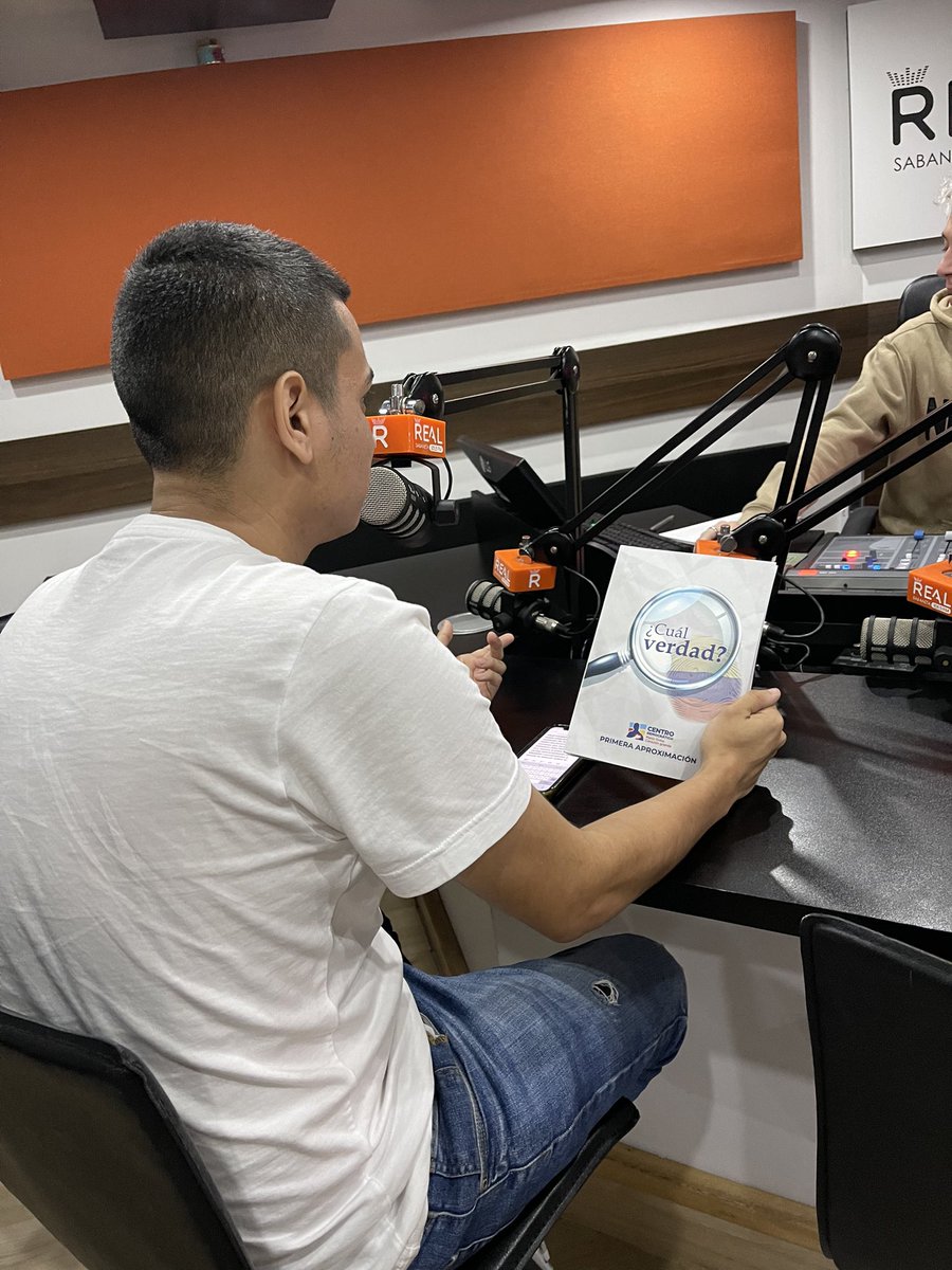 AndreFelipeari's tweet photo. Hoy en la emisora Real Sabaneta 101.5 FM, hablando del libro ¿Cuál verdad?  

El cual estaremos entregando y debatiendo en las universidades de Medellín. 

@CeDemocratico @AlvaroUribeVel @NubiaSMartinez @JovenCDoficial https://t.co/7ZXOaLDmHs