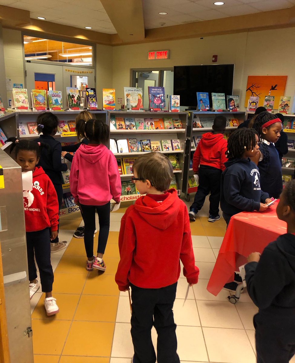 classemmenadine's tweet photo. On a eu la chance visiter le festival du livre @Scholastic ! Nous avons magasiné, sélectionné des livres qui nous intéressaient… et certains ont même acheté des livres !!#2eannee #livre #festivaldulivre #ventedelivres #scholastic #éditionsscholastic https://t.co/6VbQVdZ8Dq