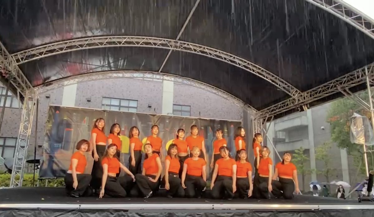dance_collash's tweet photo. 11/3（日）衣笠祭典が開催されました🎶💃
今年は全メンバーでの2曲と、学年ごとの3曲を披露させて頂きました✨
お足元の悪い中見に来て頂いた方々ありがとうございます😊 https://t.co/hDU3otBS11