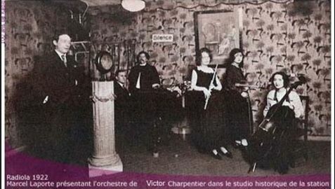 icipaysdesavoie's tweet photo. 100 ans de radio, l’anniversaire du 6 novembre 1922 : 1ere émission de radio régulière proposée par Radiola depuis le studio du sous-sol du bd Haussmann à Paris
➡️ https://t.co/e5lYF1dKs9 https://t.co/2RktFKfCvu