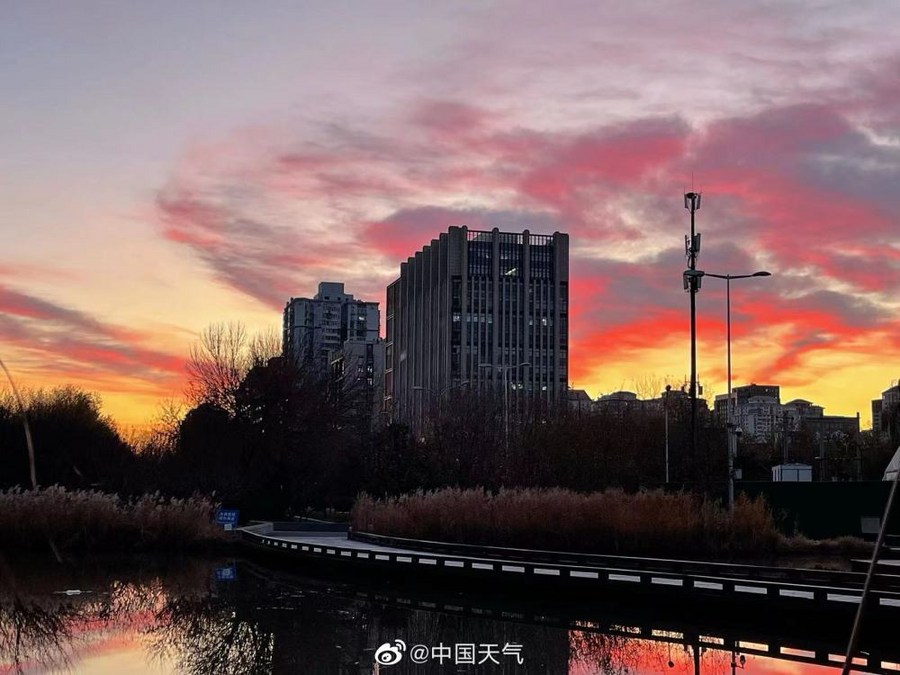 朝霞满天,快乐整天!11月16日日出时分,北京天空出现大面积霞光,整个天空漫天红彤彤,煞是好看。 New China 中文 ...