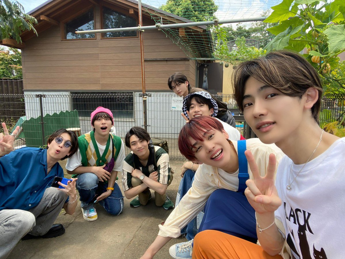 f3y_12's tweet photo. 8LOOMの家族写真 https://t.co/Rqa3EYOT0w