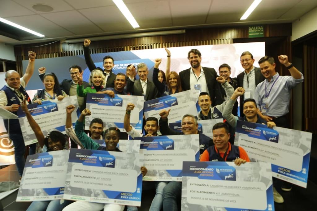 RafaelPardo's tweet photo. Hoy estuve el concurso de los Pdets. Se premiaron los mejores trabajos en 4 categorías. Los asistentes son los reporteros. Un trabajo concienzudo y dedicado. Los trabajos que concursaron son realmente notables. Ahí pueden observar que es lo que hacen los Pdets. https://t.co/0m67QHY3He