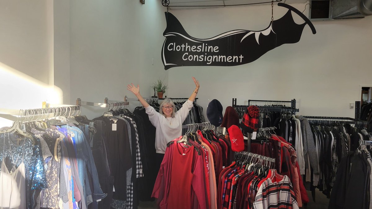 Paradeguy's tweet photo. The newly expanded Clothesline shop on  historic 176 St  
#Cloverdeal @CloverdaleBC1 @CloverdaleCOC @CloverdaleNews @CloverdaleRodeo 
#CloverdaleLadiesNiteOut https://t.co/0cZUrXTBc5