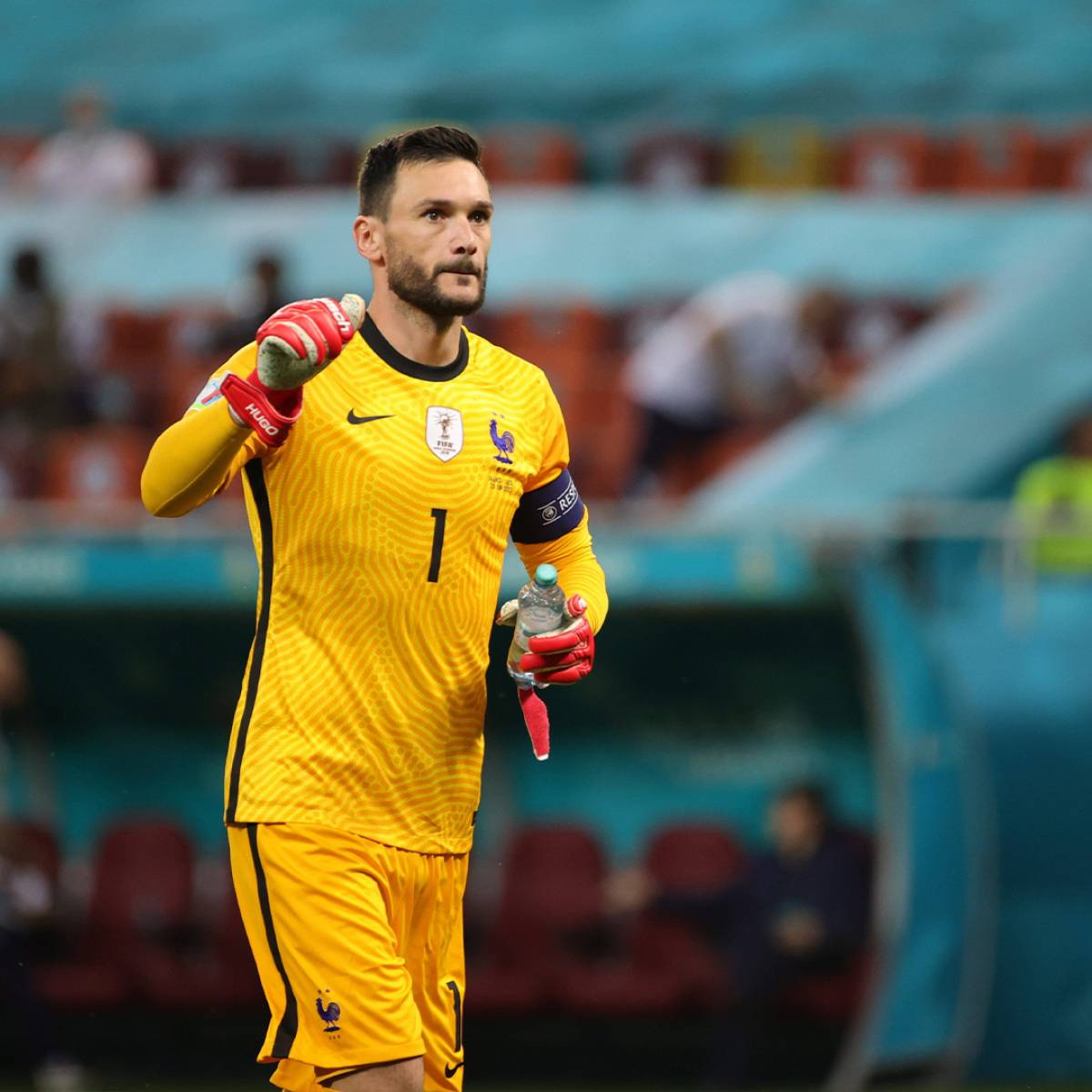 PapaGoraMbaye5's tweet photo. Le capitaine de l'équipe de France  Hugo Lloris a refusé de porter le brassard LGBT... les français silence radio.
Et quand c'était Idrissa Gana Gueye 🗣🗣🗣🗣🗣 https://t.co/T2AZTx2bl0