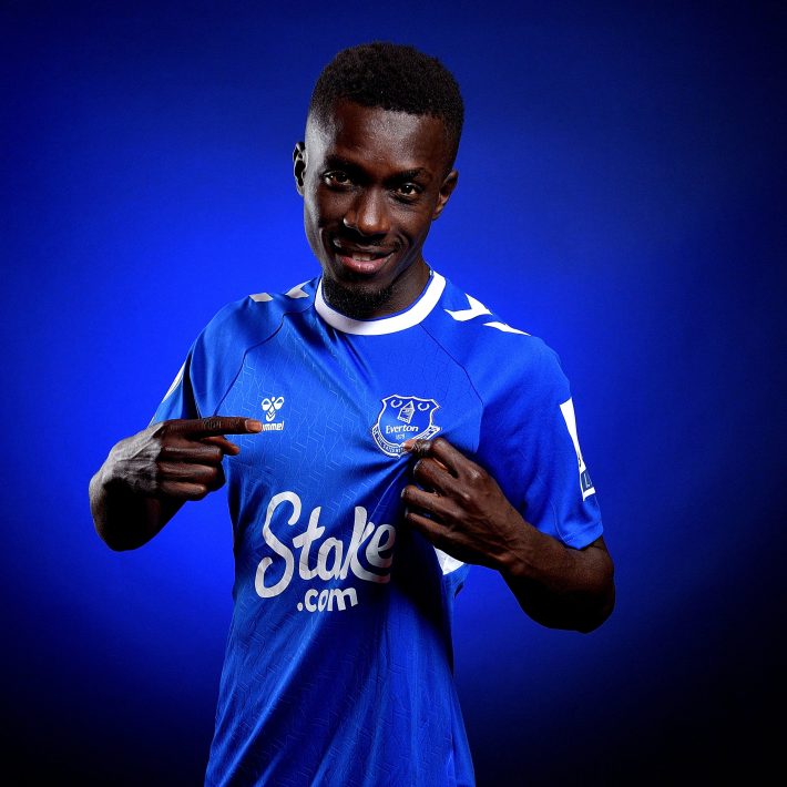 PapaGoraMbaye5's tweet photo. Le capitaine de l'équipe de France  Hugo Lloris a refusé de porter le brassard LGBT... les français silence radio.
Et quand c'était Idrissa Gana Gueye 🗣🗣🗣🗣🗣 https://t.co/T2AZTx2bl0