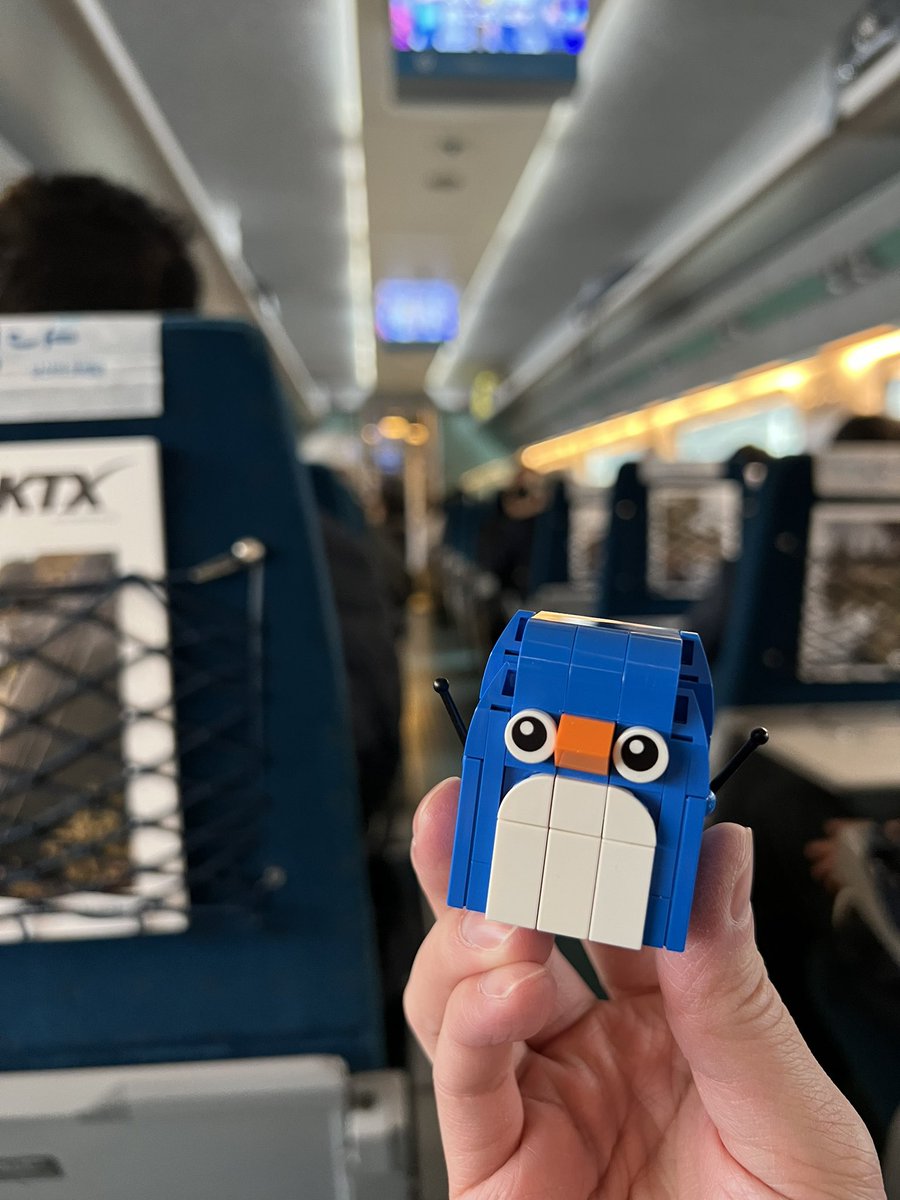 fatapplezzz's tweet photo. 🚅 to Busan with #Miguin 🐧 exploring the native foods and sights of this coastal city! Part 1: Gamcheon Culture Village 🌈

Also….I’m voting for TWICE (@JYPETWICE) for Favorite K-Pop Artist at the #AMAs         
#TWICE #트위이스 https://t.co/Gqtsc4D1Hh