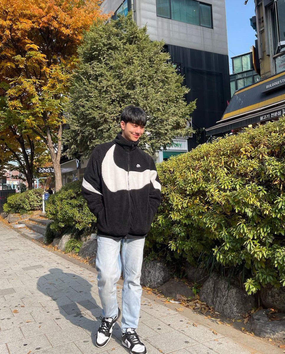 — Publica en su Instagram unas fotos que le tomó su amigo en las calles de Seul, ya que había acompañado a sus papás <a href="/SxokJin_B/">Jin</a> <a href="/Namjoxn_B/">Namjoon;</a> a Korea por algunos asuntos del trabajo. —

Noviembre 15;