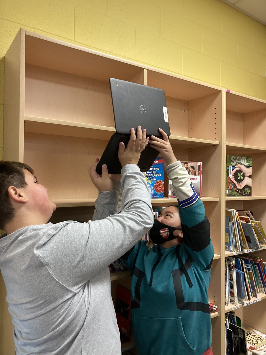 A fantastic morning with Sarah Tolmie, poet and UW prof, who engaged our Grade 5/6 students. Ask your learner how a marble and its predicament inspired their poetry writing!