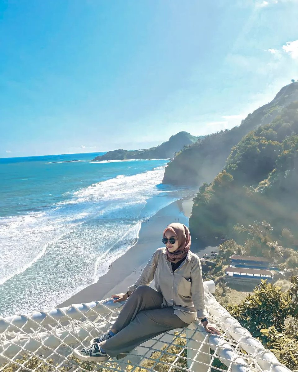 Pantai Surumanis merupakan pantai yang memiliki sejumlah tebing dan karang serta bebatuan yang tersebar di sepanjang garis pantainya.
Keindahan alami Pantai Surumanis salah satunya terlihat saat ada ombak datang menerjang karang🌹

#PuspitaNagari

Simak utasnya👇🏻