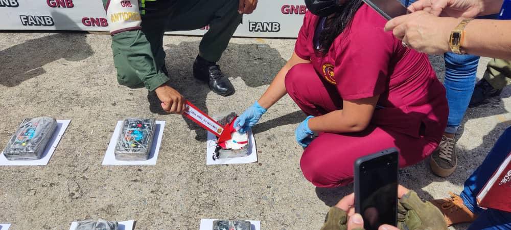 dhernandezlarez's tweet photo. #FANB desplegada en las costas del estado Sucre, en la operación Cacique Cayaurima, desmantelando y destruyendo estructuras asociadas al narcotráfico, minería ilegal y trata de personas. Venezuela es territorio de paz ! https://t.co/NGZrL1lYYp