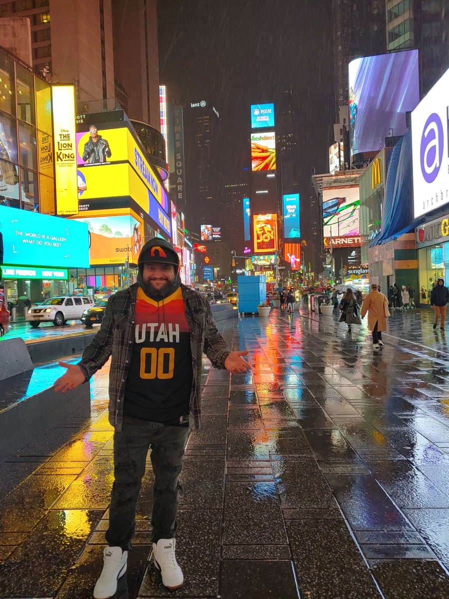 kmaag311's tweet photo. Hmm... Mustve mix up the home and home series. My team is in utah and IM in New York??? Hey @bigTbailey help me get home! 😩 @utahjazz #lesolsonit https://t.co/lJUO4oXeVC