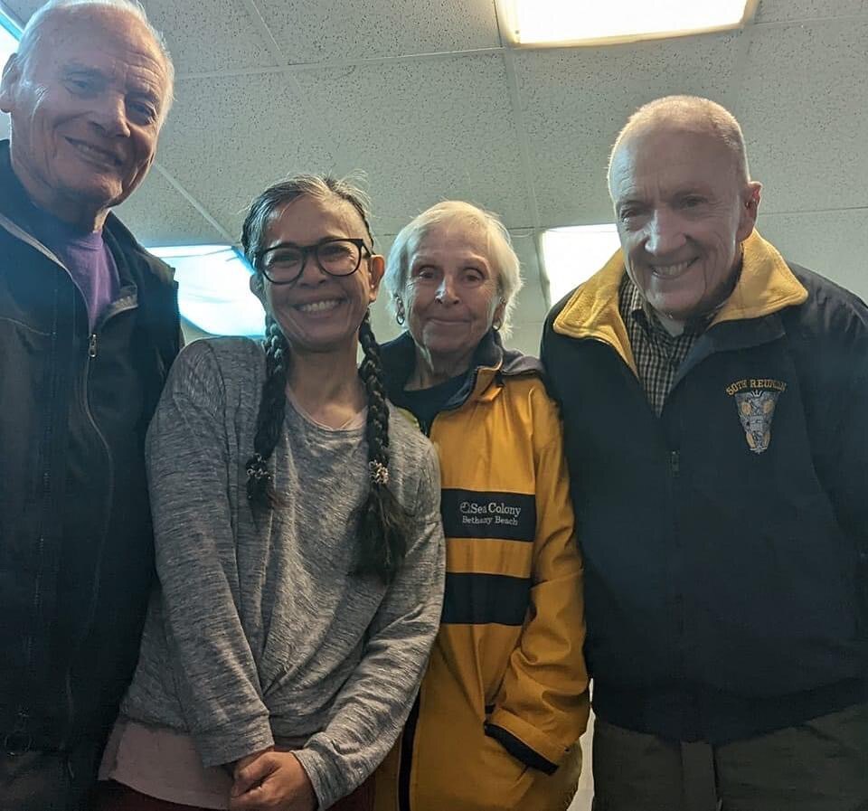 breathebodymind's tweet image. 😄😄😄All smiles after Gentle Yoga Standing Poses with Faith today! Guy, Faith, Nancy, Phil ~ lookin’ relaxed and happy!! 😍😍😍
#breathe #gentleyoga #standingposes #dailypractice #friendship #community instagr.am/p/ClALW8dJNot/