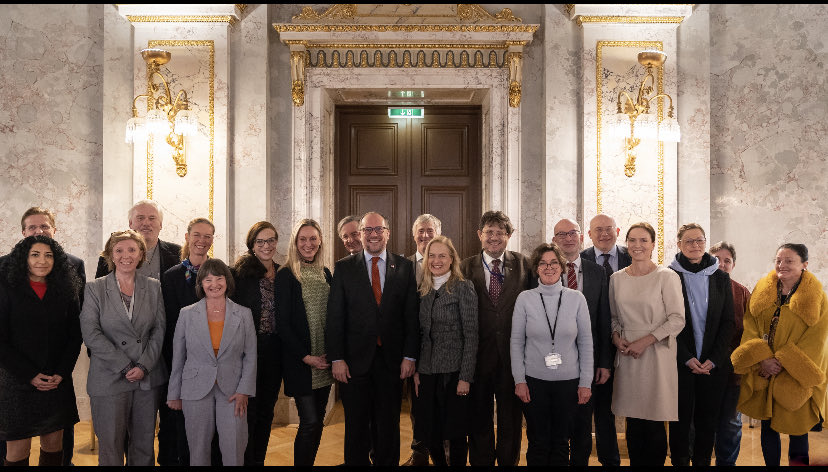 Am 8. Nov. hat die Personalvertretung des BMEIA Herrn BM Alexander Schallenberg getroffen. Ich habe mich sehr über das offene und anregende Gespräch gefreut.