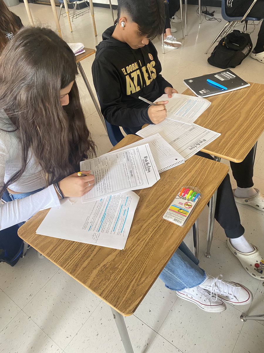 MsFlorioMaltz's tweet photo. Purposeful annotating + outlining = STRONG writers! @EDAztecs_HS #talkingtothetext #synthesis https://t.co/RupzacE9hE