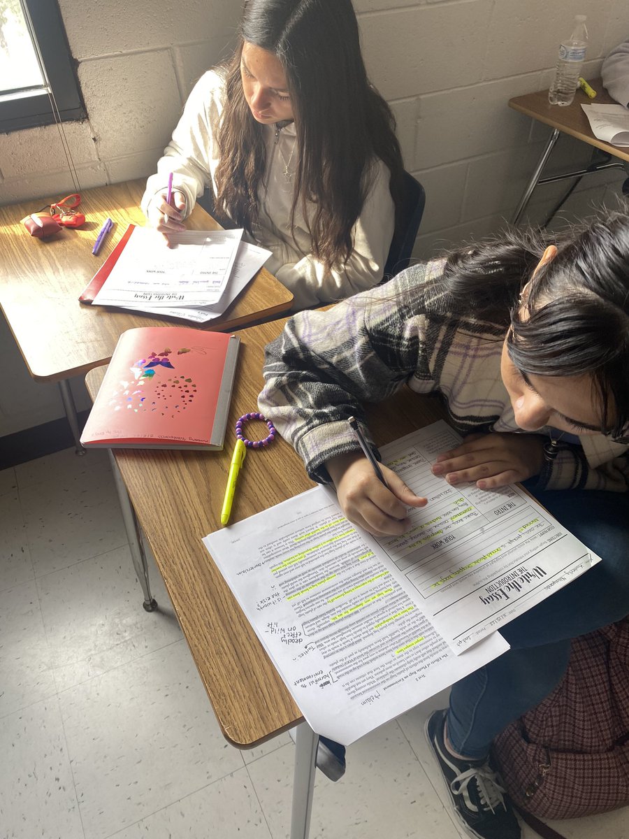MsFlorioMaltz's tweet photo. Purposeful annotating + outlining = STRONG writers! @EDAztecs_HS #talkingtothetext #synthesis https://t.co/RupzacE9hE