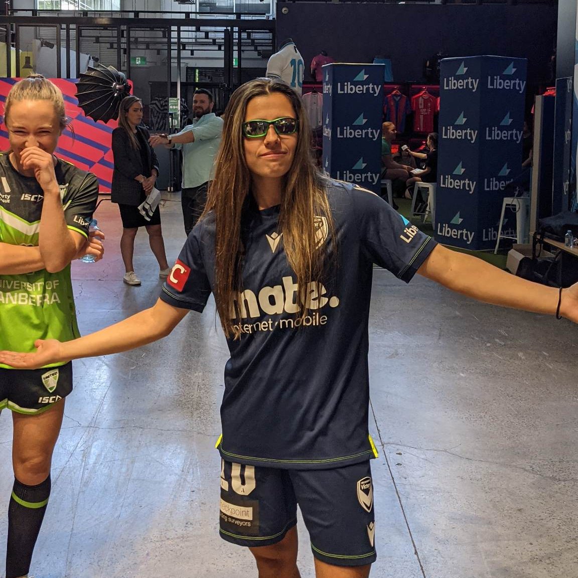 aleaguewomen's tweet photo. 𝐖𝐡𝐚𝐭 𝐚𝐫𝐞 𝐰𝐞 𝐬𝐚𝐲𝐢𝐧𝐠 𝐟𝐨𝐥𝐤𝐬...

𝐘𝐀𝐘 or 𝐍𝐀𝐘 on the shades from @alexchidiac10? 😎

#WeAreALeagues https://t.co/pmP3lcVItZ
