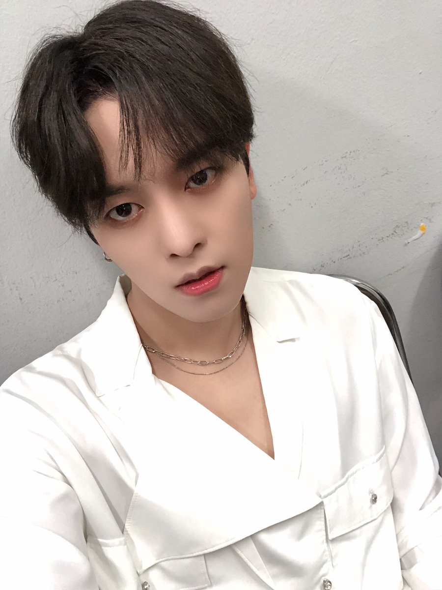 PLS9RV_'s tweet photo. 잘잤으면 좋겠다
악몽도 안 꿨으면 좋겠고
오늘 하루도 힘내고 화이팅하고
오늘도 하루 세끼 잘 챙겨 먹고
아프지말고
오늘도 따숩게 입고 다니고
감기조심하고
오늘도 많이 보고싶다 
레이븐

🌹🔥

#RAVN #레이븐 #김영조 #영조 #RV #レイブン #ヨンジョ https://t.co/xOjTUa1O1U
