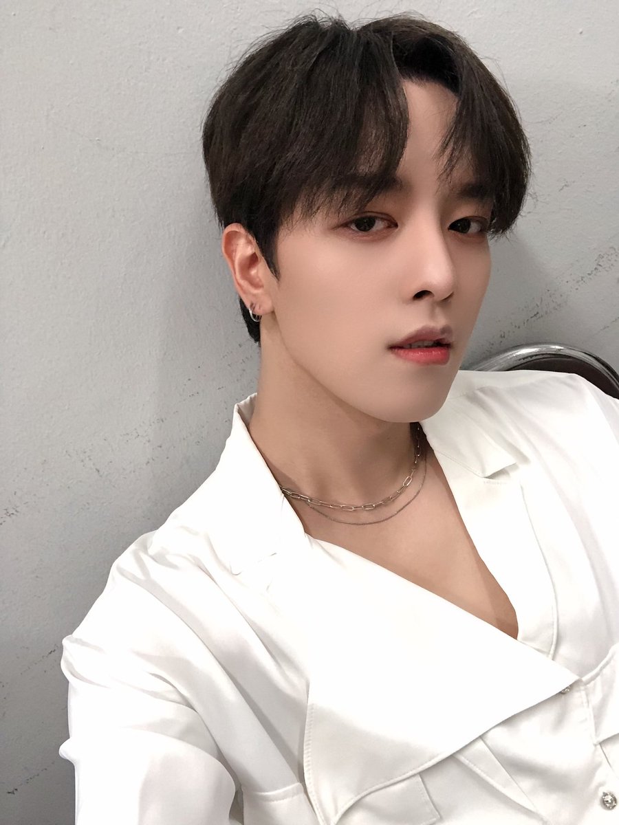 PLS9RV_'s tweet photo. 잘잤으면 좋겠다
악몽도 안 꿨으면 좋겠고
오늘 하루도 힘내고 화이팅하고
오늘도 하루 세끼 잘 챙겨 먹고
아프지말고
오늘도 따숩게 입고 다니고
감기조심하고
오늘도 많이 보고싶다 
레이븐

🌹🔥

#RAVN #레이븐 #김영조 #영조 #RV #レイブン #ヨンジョ https://t.co/xOjTUa1O1U
