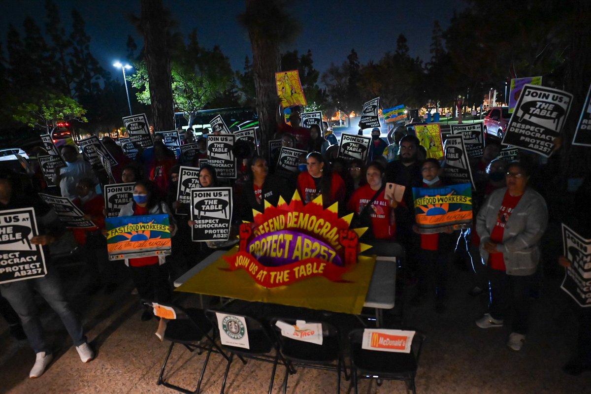 CAFastFoodUnion's tweet image. In 2021, @ElPolloLoco workers earned the company $454 million in total revenue.

Now they're using that revenue to fund a campaign to try to silence workers.

Instead of fighting your workers, join us at the table to set industry standards.

Night or day. #AB257 #fastgoodglobal