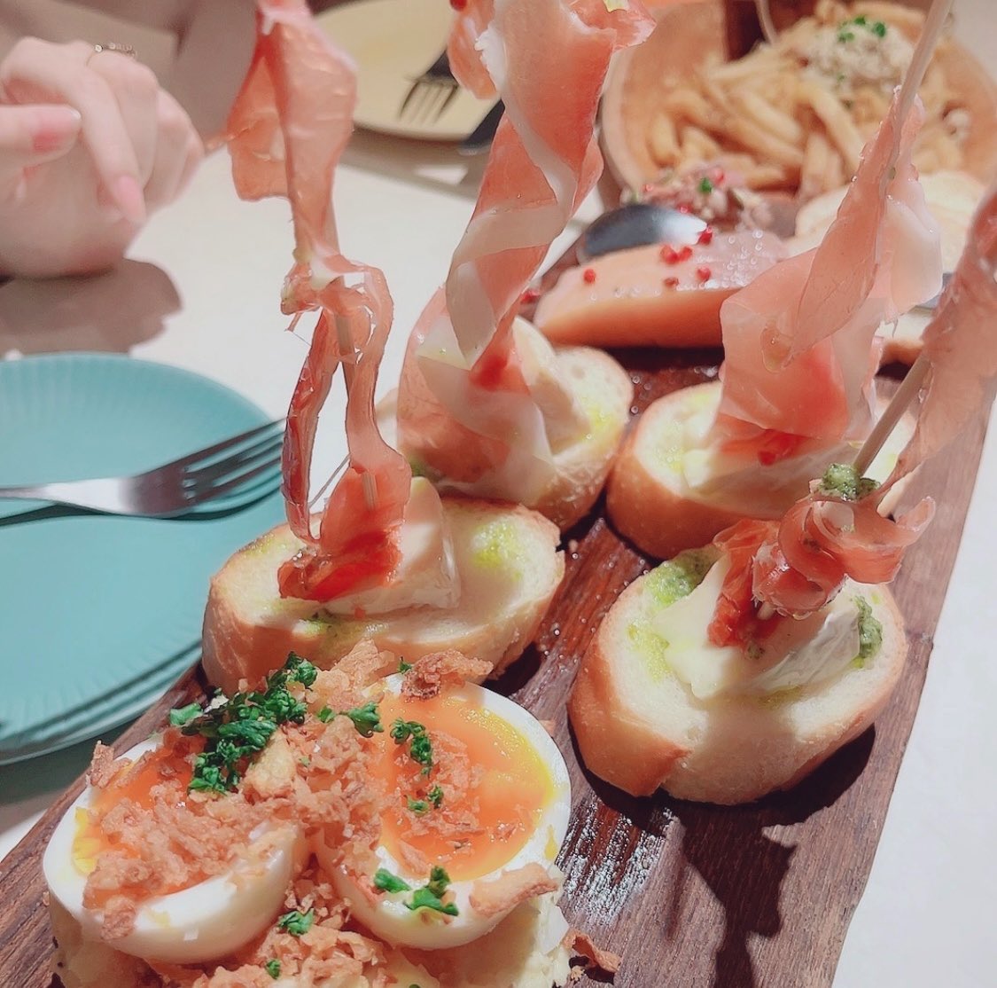 We went to a dinner party with Mr. and Mrs. TUTU yesterday. It was so much fun!I and got a nice present, I drew a gave her a present.(sorry I'm late to celebrate your birthday:×)I'll looking forward to seeing her again. dear my foreign bestie. love you!☺️ 