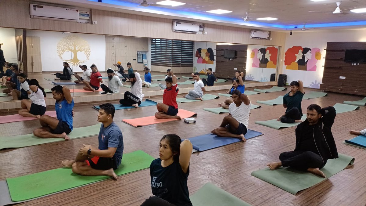 Sachendra1983's tweet photo. Dilli ki yogshala in Navel officers mess varuna
Gomukhasana https://t.co/7SPkBZfxn3