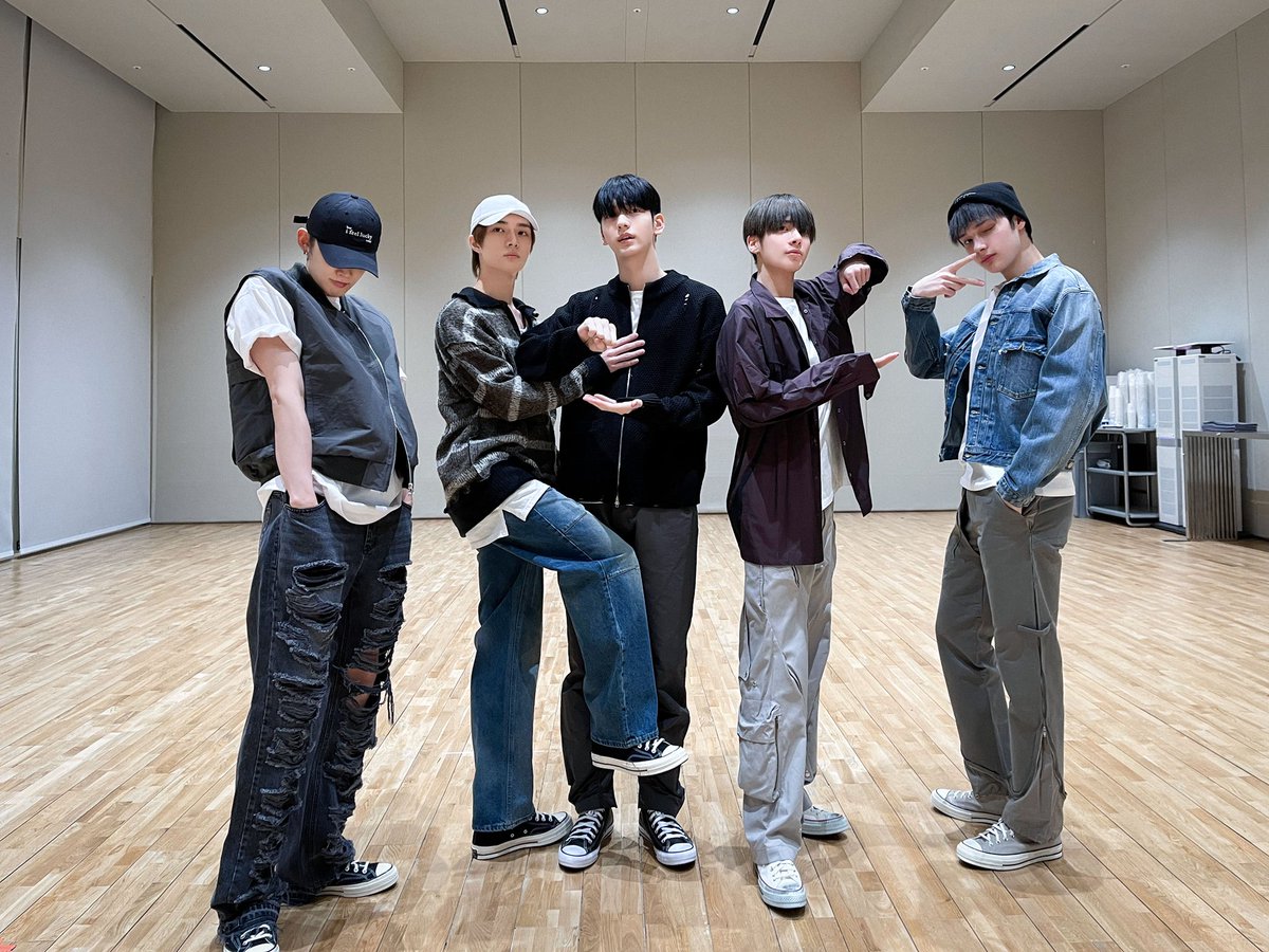 missbamtori's tweet photo. Moas, Rt/reply  <3 
. 
I'm voting for TOMORROW X TOGETHER (@TXT_members) for Favorite K-Pop Artist at the #AMAs https://t.co/uAHK2ro5Ec