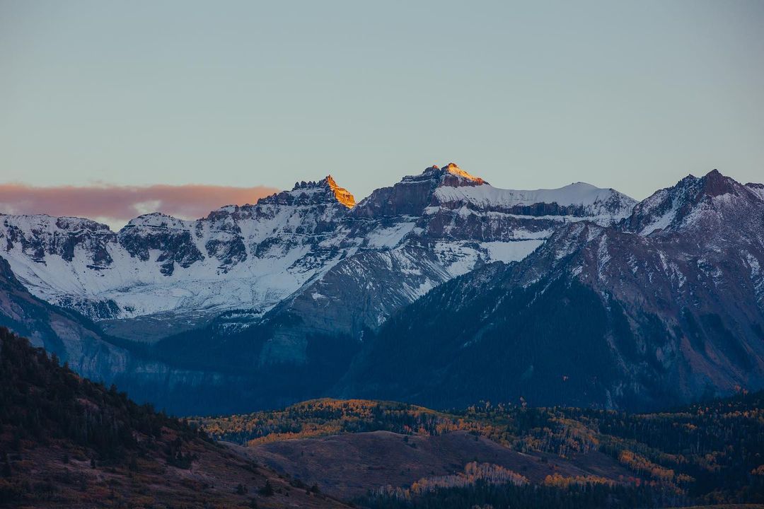 Mountains are better when you add snow! 🏔 📸: markdingee